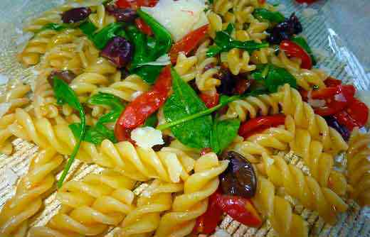 Fusilli con scaglie di parmigiano rucola e pomodorini 