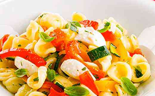 Orecchiette con verdure e ciliegine di mozzarella 